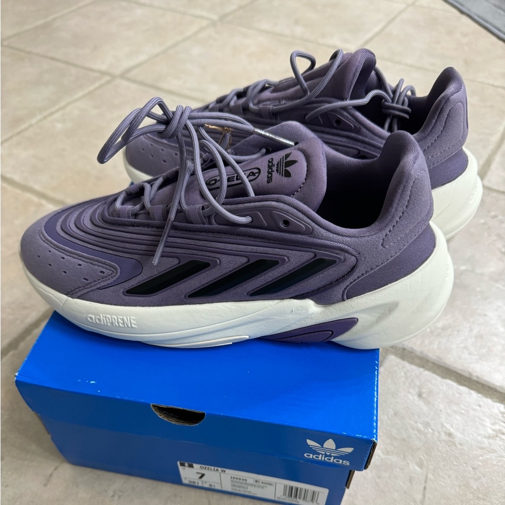 NWT adidas Ozelia Women  US7
